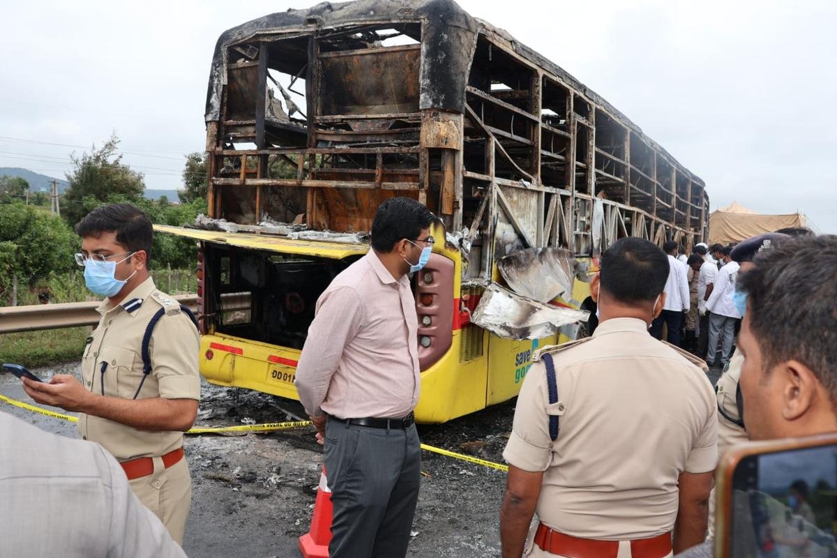 🔥 Kurnool Bus Fire Tragedy: 20 Dead After Hyderabad–Bengaluru Bus Catches Fire Near Kurnool