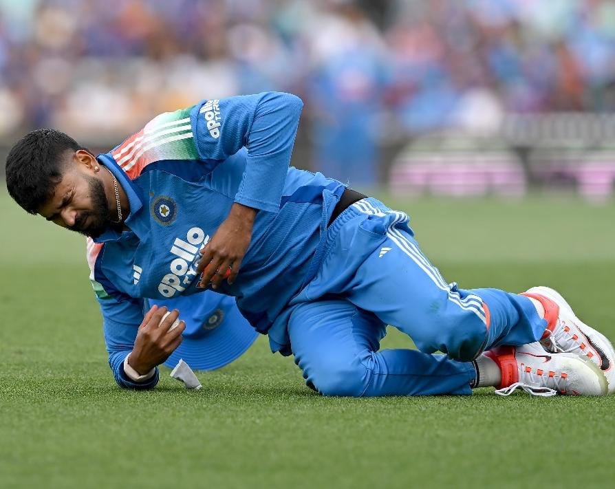 Major Blow: Shreyas Iyer Suffers Serious Injury During Australia Series 2025 — BCCI Confirms Spleen Laceration, Player in Recovery